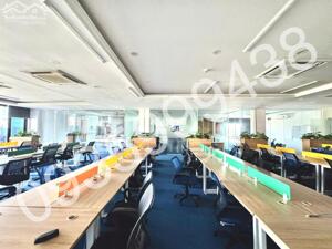 Cho thuê văn phòng 300 m² đã setup sẵn nội thất cho 60 nhân sự – vào làm ngay, giá chỉ 10 USD/m²