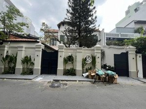 biệt thự sân vườn mới xây mặt tiền đặng dung gần đặng tất quận 1