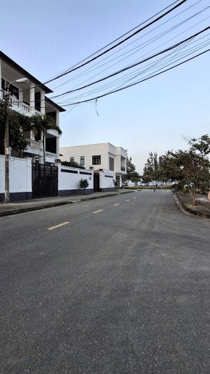 chính chủ nhà 3 tầng 3 mê, góc 2 mt đường trịnh khắc lập, 4 phòng ngủ, cách bãi tắm biển 300m, 7.tỷ