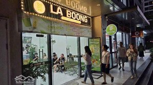 shop sẵn sổ giao dịch ngay. dòng tiền 300tr/1 năm mặt sảnh. xung quanh 9 tòa căn hộ ~27.000 cư dân!