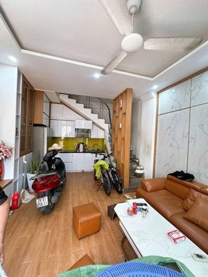 hot bán nhà hoàng cầu, vị trí đẹp , dân xây chắc chắn , đi lại thuận tiện 45mx5tầng *8tỷ2