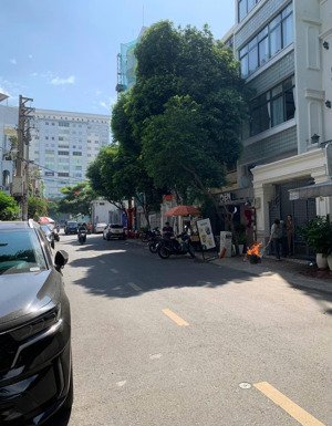 gấp gấp nhà mt lý văn phức quận 1,kế bên cv lê văn tám,dt 4x20m