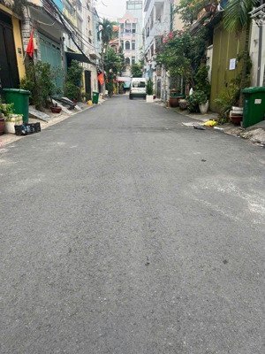 nhà 3 tầng, hẻm xe tải, lạc long quân, 40m2, 6.2 tỷ