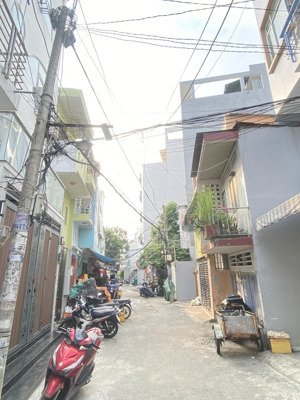 xe hơi đỗ cửa bùi đình tuý, 4 tầng, hẻm dân trí đẹp, gần mặt tiền nhỉnh 4tỷ