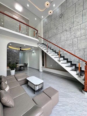 bán gấp nhà 1 trệt 1 lửng sân xe hơi hoàn công xây dựng gần trường tiểu học tân phong a