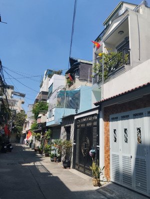 nhà hẻm 6m - 3 tầng - cách mạng tháng 8 - nỡ hậu - dòng tiền 15 triệu/th - giáp quận 10