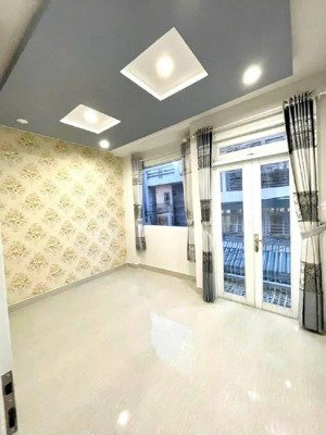 mặt tiền 4,5m nở hậu nhỉnh 5 tỷ 3 tầng 4pn cách 15m ra đường gò xoài