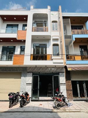 chính chủ bán nhà 3 lầu mt nhựa 8m thông ngay vincom 550 dĩ an. nhà mới full nội thất