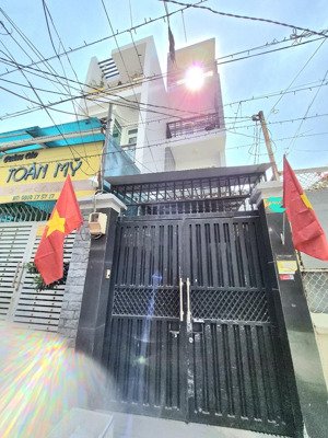 cách 1 căn ra mặt tiền xóm chiếu q4- 70m2 - 4 tầng đúc - hẻm 4m- ko qh - chỉ 7 tỷ nhỉnh