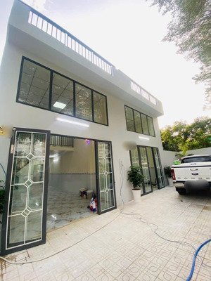 giáp tên lửa - sát mt nguyễn cửu phú, xe hơi ngủ trong nhà, dt 90m2, 2 tầng, giá 5.5 tỷ (tl)