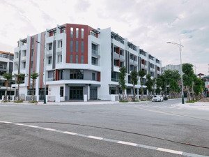 20.9 tỷ có 76m2 đất, 450m2 sử dụng view trường học khai sơn town. chủ thiện chí bán 
