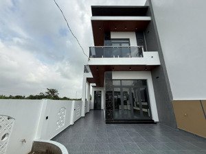 cần bán villa sân vườn đường 9m