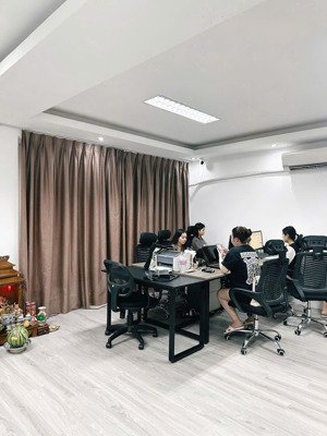 cần sang nhượng gấp sàn văn phòng đã có sẵn bàn ghế tại phố tây sơn - đống đa. 55m2 - 7tr