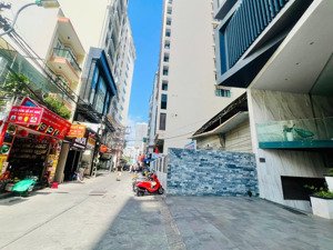 bán đất sát biển ngay quảng trưởng hẻm ntmk - nha trang ngang 14.5m, có thể tách lô nhỏ bán trước