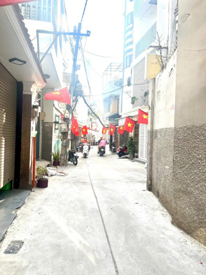 8 tỷ hẻm xe hơi 5m hai bà trưng q.3 dt:2,8 nở hậu 1,5 dài 13 m gpxd 5 tầng khu dân cư đông đúc !