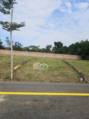 đất view hồ full thổ cư tại lạc thủy, hòa bình. diện tích: 100m2. đường sá thuận tiện, dân cư hiện