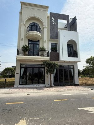 nhà mới xây kdc the sol
5x15m full thổ, 1 trệt 2 lầu, 3pn 4wc , p thờ giá 4,5t, đầy đủ tiện ích