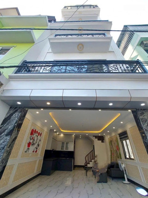 bán nhà ái mộ - ngõ nông- oto tránh cách 20m-dt:35m2,5 tầng,mt:4m. giá:8.4 tỷ có tl