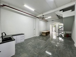 cho thuê nhà phố view hồ, đường 25m lakeview city giá 27 triệu dt 5x20m hoàn thiện cơ bản máy lạnh