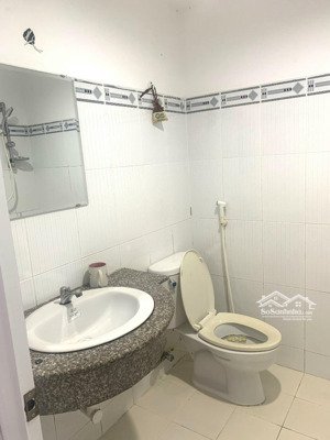 cho thuê căn hộ diện tich lớn 78m2, nhà trống . lh tuyền