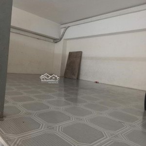 sang lại hđ thuê phòng 12m2 có gác , tất cả các bức tường đều ốp gạch trong tòa nhà chdv