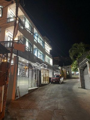 nhà 3 tầng 2 mặt tiền đường mai an tiêm cách biển chỉ 800m- rẻ hơn thị trường 200tr- vào ở ngay