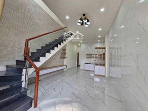 + nhà 3 tầng mới tinh xe hơi tới cửa giá 6.4 tỷ
+ vị trí hoàng hữu nam - long bình, q.9