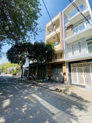 mặt tiền ưu long, quận 8 ,sát tùng thiện vương, 3 tầng, đường nhựa 12m, 4,3 x 21m, nhỉnh 11tỷ