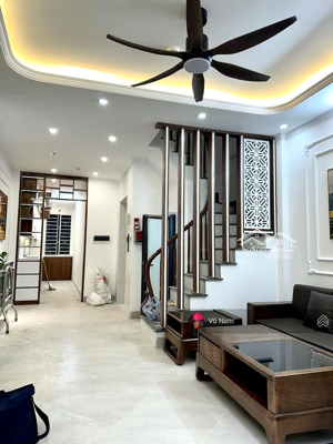 - bán nhà đẹp đường láng, oto đỗ gần, ngõ kd, thang máy, dt 45m2 x 6t , mt 4m giá : 12 tỷ tl