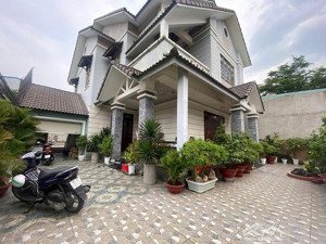 hiếm có biệt thự trung tâm dĩ an giá ngộp trước tết 300m², đường lớn 22m