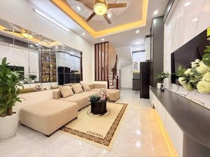 - bán nhà phố thịnh quang, ngõ nông diện tích 39 m xây 5 tầng, tặng full nội thất giá mềm 7,8tỷ