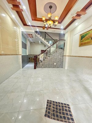 nhà vị trí không chê vào đâu được ô tô xe tải đậu cửa 2 chiều giá chỉ 5,4 tỷ, tl