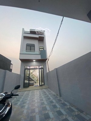 nhà mới xây, nội thất đẹp lung linh, sang trọng, có xe hơi ngủ trong sân