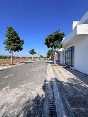 đất mặt tiền đường nhựa trục chính - dân cư hiện hữu