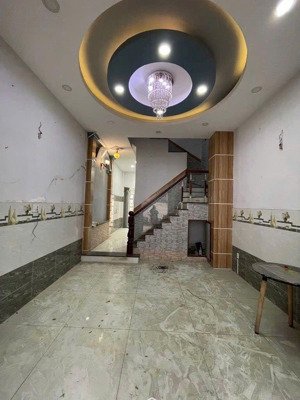 nhà mặt tiền đường nguyễn hữu trí, tt tân túc, bình chánh , 4x38m, giá 9.5 tỷ.