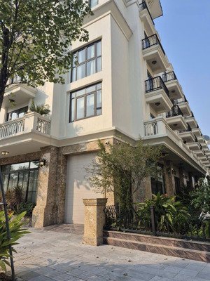 hơn 8 tỷ/ 1 căn biệt thự liền kề cách cầu tứ liên hơn 10km .