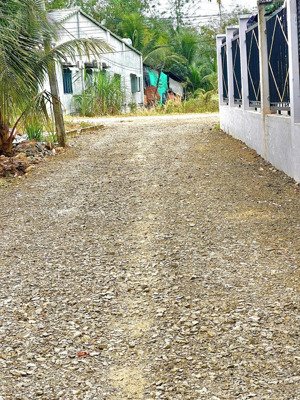 130m2 thổ cư. cách nhựa 50m. gần ủy ban. 350tr