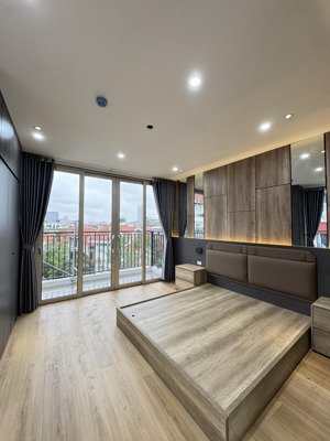 cho thuê chdv siêu vip full đồ ban công to thoáng phố trung kính , ngay sát vincom trần duy hưng