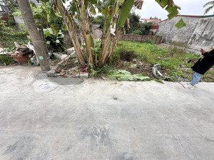 cách chợ ba tiên hội chỉ vài bước chân ngõ oto tải dân cư đông đúc, gần trường học và tỉnh lộ