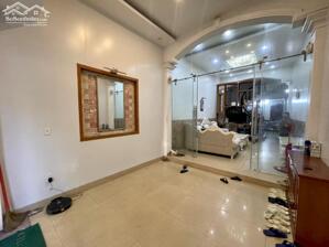 Cho thuê nhà mặt phố Văn Cao, DT: 83m2, 4 p.ngủ khép kín.