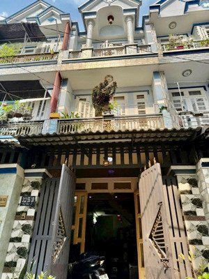 bán căn nhảy shr ngay 1/ ht13 có 3 lầu đẹp nhỉnh 4ty