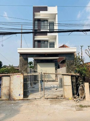 chính chủ cần bán nhà 3 tầng,gần hội trường đông hoà. thích hợp kinh doanh. dt 125m. 4pn, 4wc.