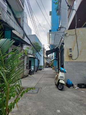 nhà bán âu dương lân, quận 8. hẻm vào 4m cách 50m ra mặt tiền, 45m2 2 tầng chỉ hơn 6 tỷ.