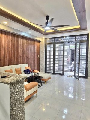 nhà 1 lầu 2 phòng ngủ có nội thất, đường số 12 gần chợ bình long. lh 