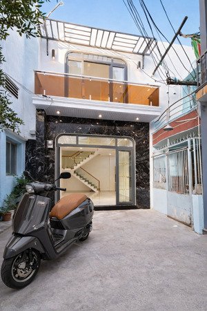 bán nhà q4 mới đẹp 2 tấm dt khủng 9*8 nở hậu nhà 3pn giá 5 tỉ 9 sổ riêng vị trí 1/ gần mt giáp q1