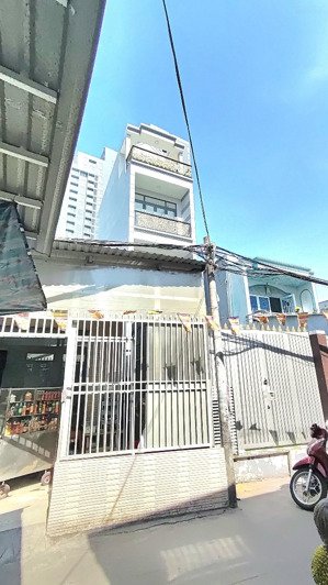 nhà mới ở ngay, bình đông q8, 4 tầng 4pn, 70m2, có sân để xe, hẻm 3 gác thông, 6.5 tỷ