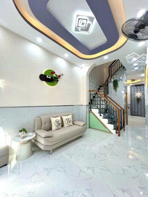 nhà đẹp mai xuân thưởng quận 6 gần hậu giang.dt: 3.1mx13.5m. 3 tầng. chỉ 5.8 tỷ còn tl.