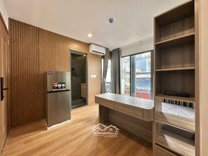 phòng ban công hẻm 200 xóm chiếu quận 4 mới đẹp full nội thất