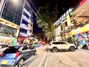 nhà mặt phố. dt 32/40m2. 7 tầng/ thang máy đang cho thuê 45tr/tháng. giá 26 tỷ