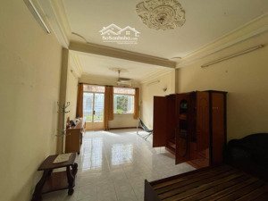 nhà mt tên lửa , hơn 3pn dt 80m2 , 4 tầng giá 12.5 tỷ tl